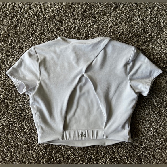 Alo Yoga - Alosoft Cropped Backspin Short Sleeve, White, Small - Picture 2 of 5